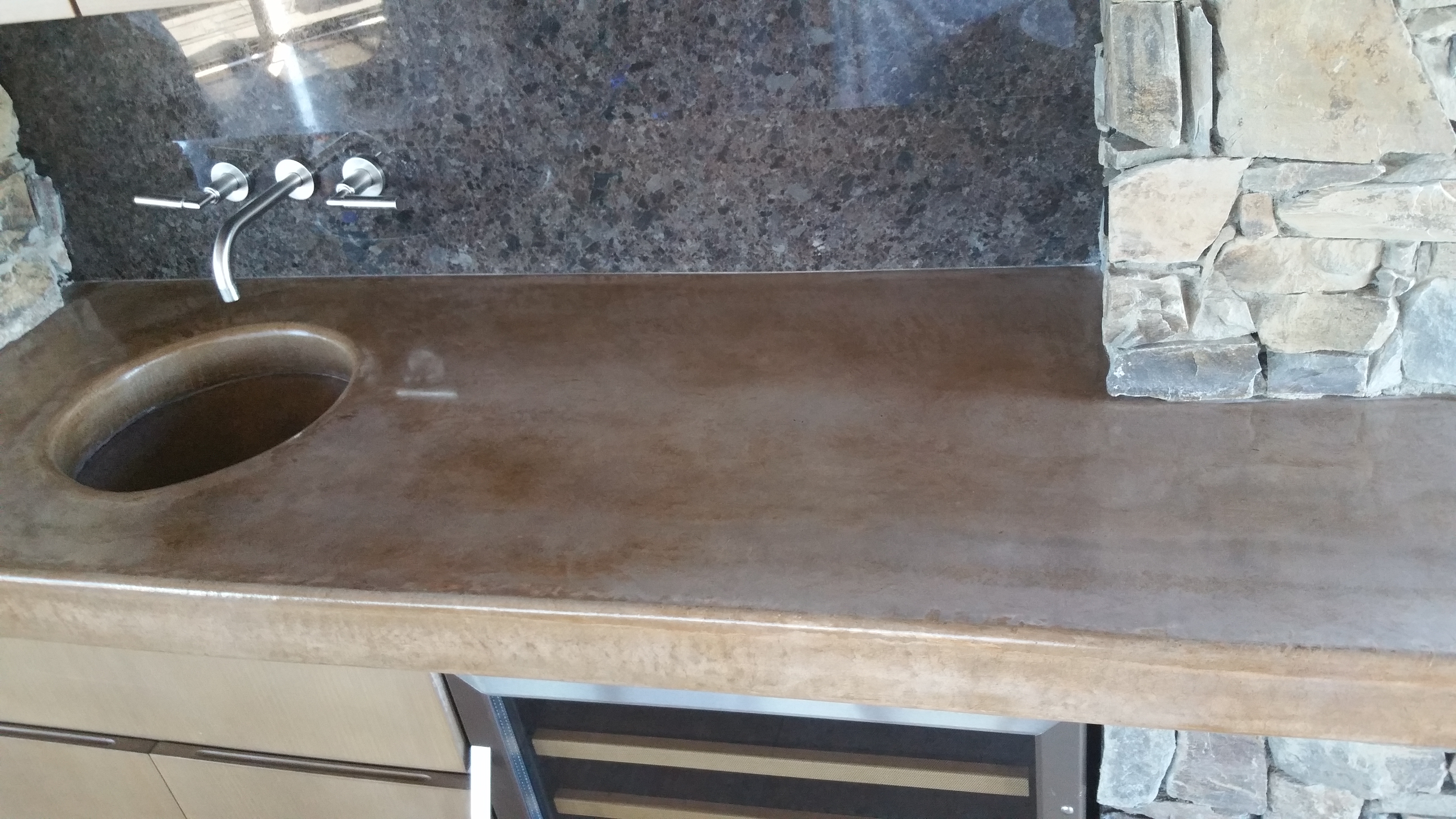 Custom backsplash features and niches