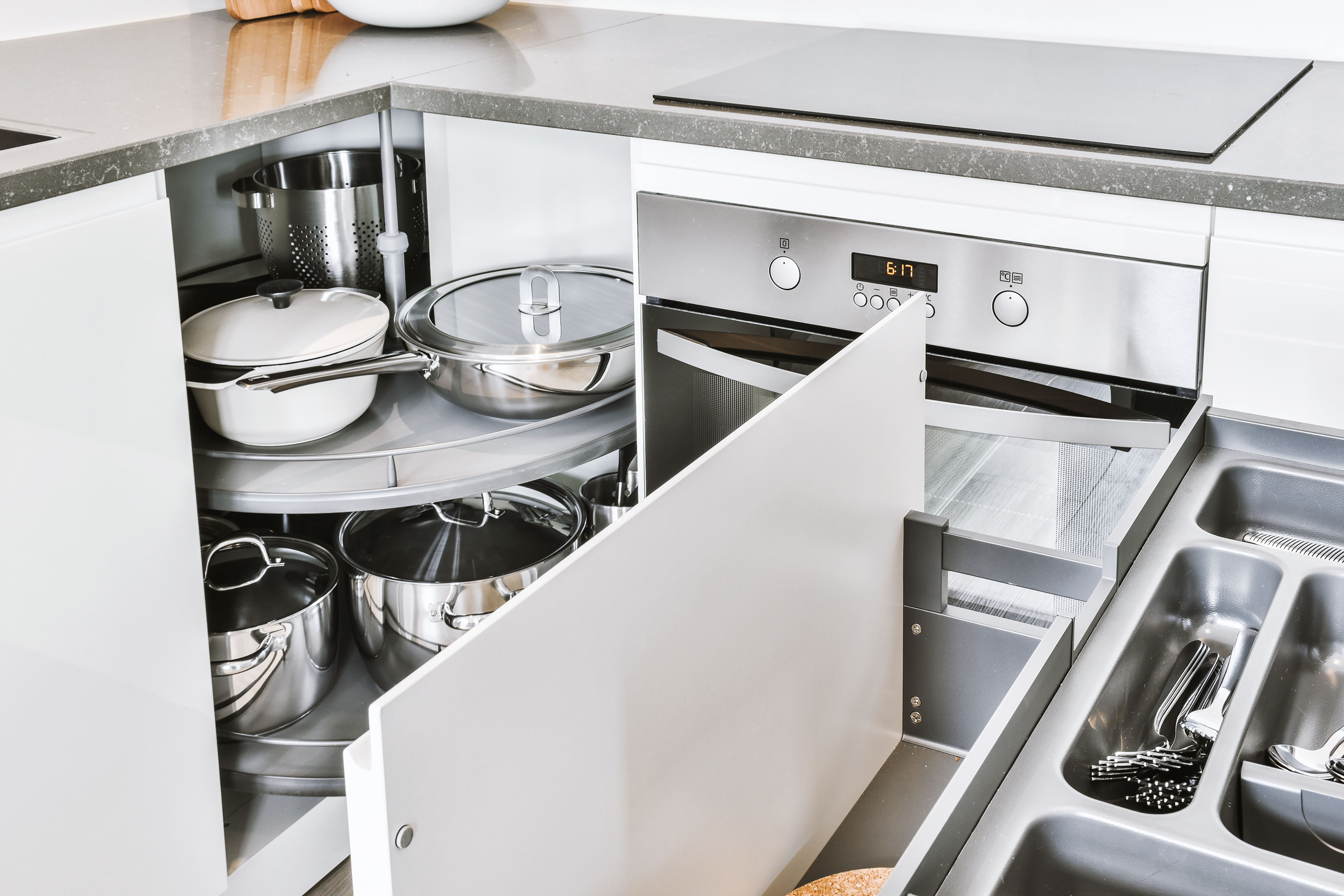 Cabinet doors and drawers hardware