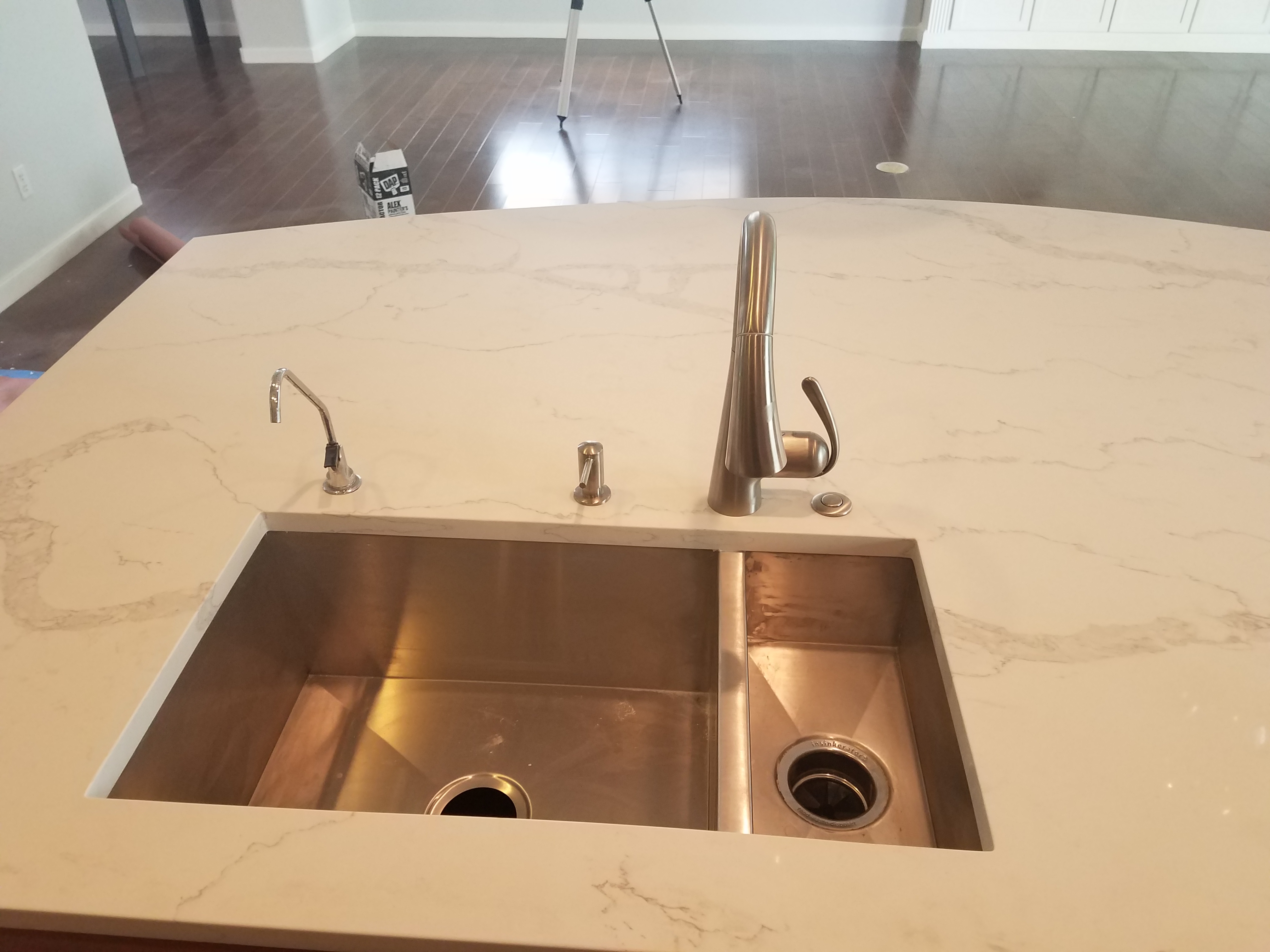 Farmhouse and undermount sinks